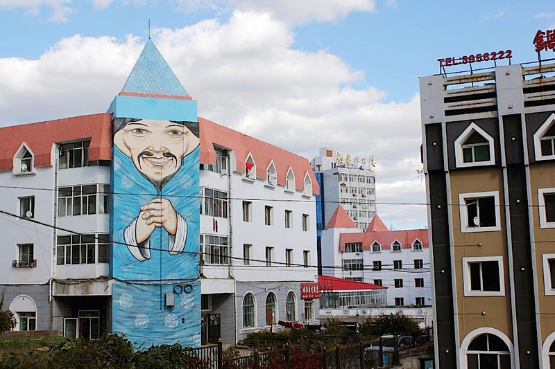 Illustration for article titled Cool graffitis bring old buildings to lifeĀ